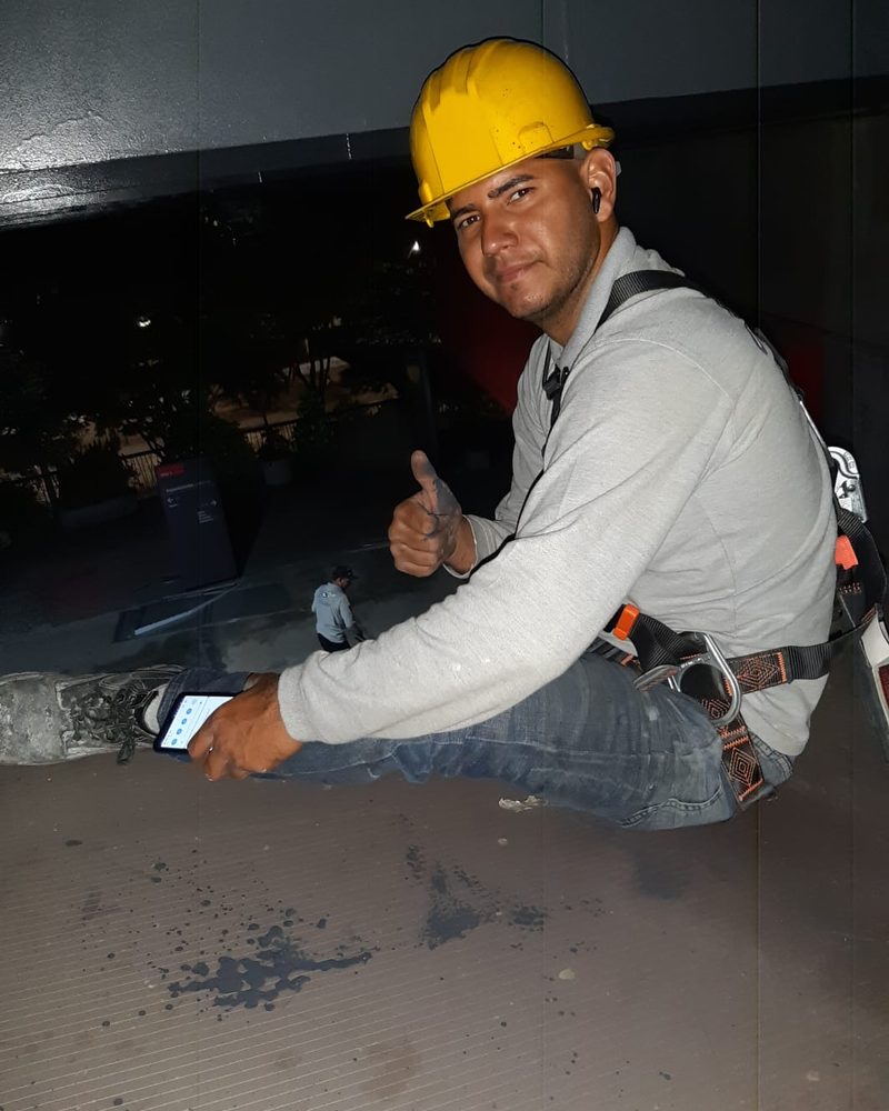 Técnico de AguaFix Pro que atiende tu servicio